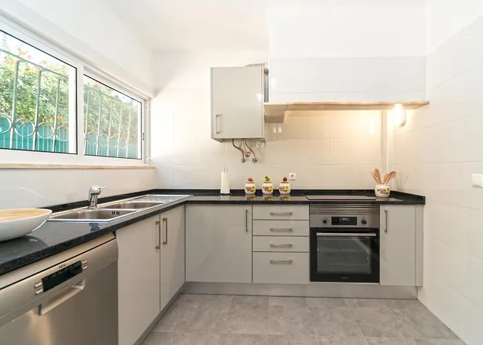 4-bedroom House In Cascais, Near Guincho Feriehus